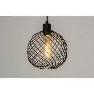 Goedkope hanglamp / draadlamp uitgevoerd in mat zwarte kleur geschikt voor led.