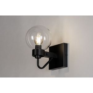 Sfeervolle wandlamp in stoere, mat zwarte kleur gecombineerd met een moderne, trendy glazen bol, geschikt voor led.