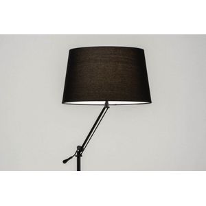 Strakke, moderne vloerlamp met zwarte kap in een opvallend design.