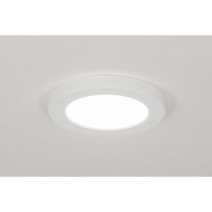 Platte, witte led plafondspot / keukenkast verlichting van slechts 1,8cm dik maar met een volwaardig vermogen.