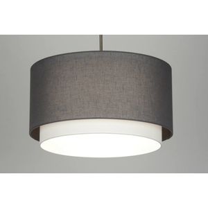Moderne hanglamp voorzien van een dubbele stoffen kap in grijs / witte kleur.