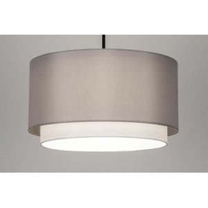 Sfeervolle hanglamp voorzien van een stoffen kap in grijs / witte kleur.