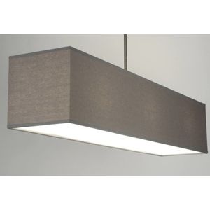 Moderne, strakke hanglamp voorzien van een rechthoekige, stoffen kap in grijze kleur.