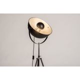 Verstelbare, Tripod vloerlamp uitgevoerd in een zwarte kleur, voorzien van zilveren binnenzijde van de kap.
