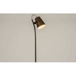 Moderne vloerlamp in koffiekleur bruin met verstelbare kap van metaal met hout look