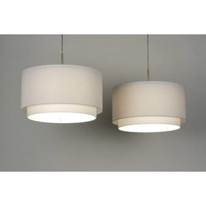Grote, moderne hanglamp voorzien van twee stoffen, dubbele kappen in witte kleur.