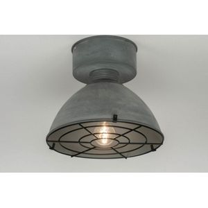 IndustriÃ«le plafondlamp uitgevoerd in de trend kleur beton grijs.