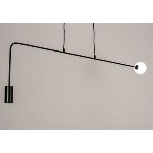 Zwarte design hanglamp met bol van wit glas