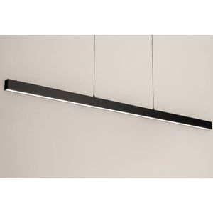 Flexibel in hoogte verstelbare led hanglamp in het zwart met up-and-down verlichting.