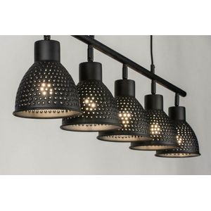 Trendy, industriÃ«le hanglamp voorzien van vijf richtbare kappen, uitgevoerd in een mat zwarte kleur.