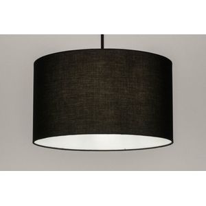 Moderne hanglamp voorzien van een stoffen, zwarte kap.