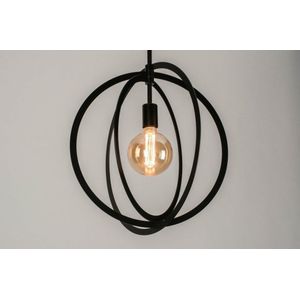 Speelse, zwarte hanglamp geschikt voor led verlichting.