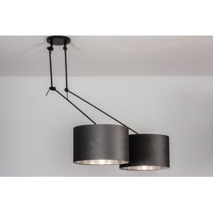 Verstelbare dubbele hanglamp met twee grijze lampenkappen van fluweel met een zilverkleurige binnenkant