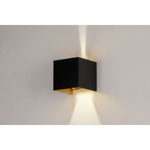 Strakke en veelzijdige led wandlamp, gemaakt van giet aluminium in een mat zwarte kleur met gouden binnenzijde.