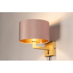 Moderne wandlamp in mat messing voorzien van roze stoffen kap.