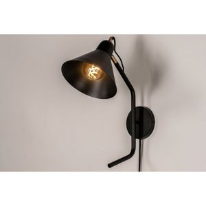 Moderne, zwarte wandlamp voorzien met messingkleurige details, geschikt voor led.