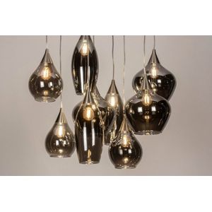 Sfeervolle hanglamp voorzien van negen lampen gemaakt van rookglas, geschikt voor led.