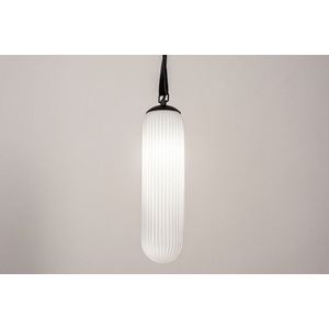 Elegante hanglamp van geribbeld wit, opaal glas welke hangt aan een ophanging van kunstleer, geschikt voor led verlichting.