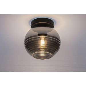Bollamp van rookglas als plafondlamp met zwarte fitting en plafondplaat