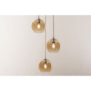 Trendy hanglamp met drie glazen bollen in amberkleur met snoer van jute en zandkleurige details