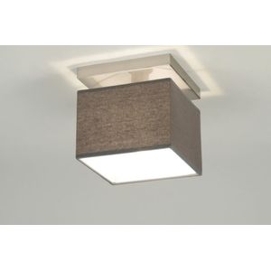 Moderne, vierkante plafondlamp voorzien van een stoffen kap in grijze stof.