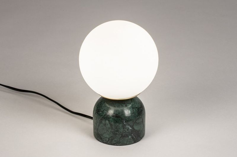 Scandinavische tafellamp van groen marmer met witte bol van glas
