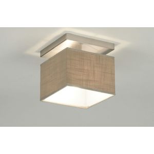 Moderne, vierkante plafondlamp voorzien van een stoffen kap in een taupe kleur.