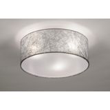 Moderne, ronde plafondlamp voorzien van een stoffen kap in zilver kleur.