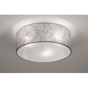Moderne, ronde plafondlamp voorzien van een stoffen kap in zilver kleur.