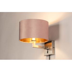 Moderne wandlamp in staal voorzien van roze stoffen kap, geschikt voor led verlichting.