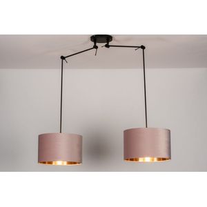 Verstelbare dubbele hanglamp met twee roze lampenkappen van fluweel met een koperkleurige binnenkant