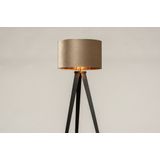 Sfeervolle vloerlamp / Tripod lamp in een trendy kleurencombinatie; mat zwart - taupe - champagne / koper, geschikt voor led verlichting.