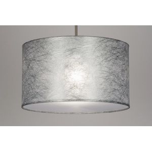 Sfeervolle, moderne hanglamp in zilveren kleur voorzien van blender.