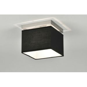 Vierkante plafondlamp met zwarte vierkante lampenkap van stof