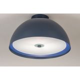 Moderne, plafondlamp is een stoere, blauwe (653c Pantone) kleur!