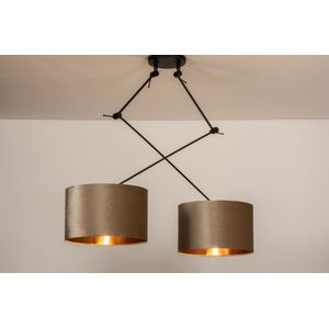 Verstelbare dubbele hanglamp met twee taupe lampenkappen van fluweel met een koperkleurige binnenkant