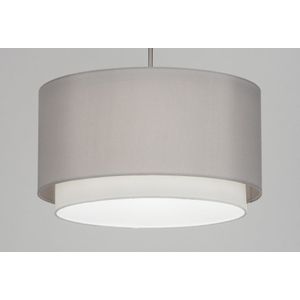 Dubbele lampenkap van stof in grijs met wit aan snoer en ronde plafondplaat