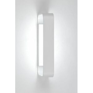 Fraai vormgegeven en afgewerkte wandlamp, uitgevoerd in mat wit aluminium en voorzien van led verlichting..
