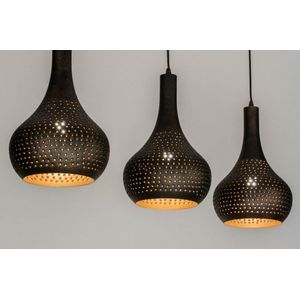 Soft industrial hanglamp met drie metalen kappen in zwart en bruin