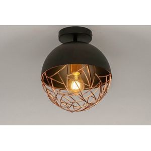 Moderne plafondlamp / plafondbol uitgevoerd in een kleurencombinatie van warm roodkoper met mat zwart.