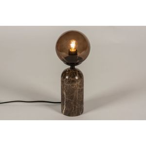 Tafellamp met hoge voet van bruin marmer en bol van bruin glas
