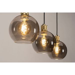 Moderne, sfeervolle hanglamp voorzien van drie bollen van rookglas en extra mooi afgewerkte fittingen in messing kleur.