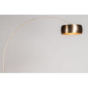 Grote zandkleurige booglamp met grote messing kap met gouden binnenkant