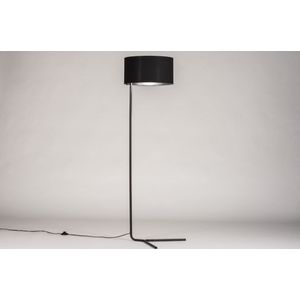 Zwarte minimalistische vloerlamp met luxe zwarte lampenkap