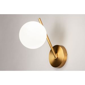 Hotel chique wandlamp in messing/goud met witte bol van glas
