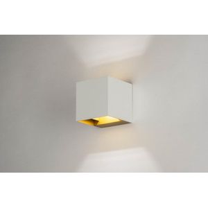 Wandlamp vierkant en wit en een gouden binnenkant