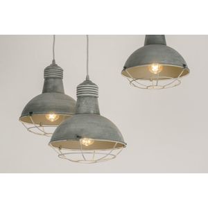 IndustriÃ«le hanglamp uitgevoerd in een trendy, beton grijze kleur.
