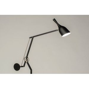 Moderne, functionele vloerlamp / leeslamp in mat zwarte kleur met rvs kleurige details, geschikt voor led.