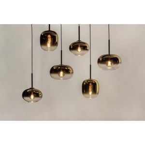 Zwarte hanglamp met zes verschillende grote glazen van goud glas