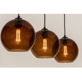 Zwarte hanglamp met drie bollen van bruin glas